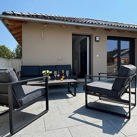 Modern Living, Design, Komfort Und Outdoor-lounge Lejlighed Lauterach